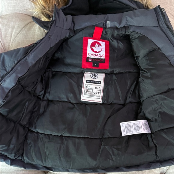 Canadá Gray Winter Coat with Faux Fur Hood - Picture 5 of 13